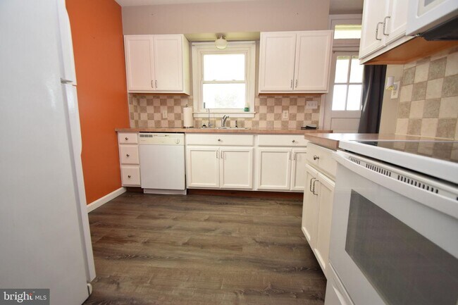 Foto del edificio - 2090 Warm Spring Rd
