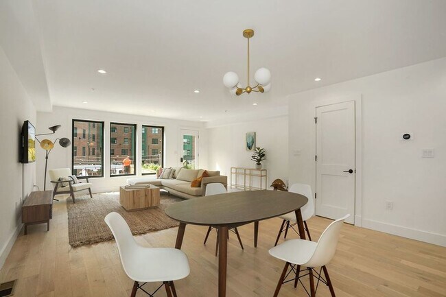 Building Photo - Spacious & Modern Five Bedroom in the Hear...
