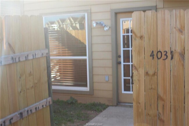 Foto del edificio - 4031 Southern Trace Dr