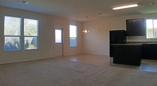 Foto del edificio - Lovely Single Story, 3 bedrooms, 2 bathroo...