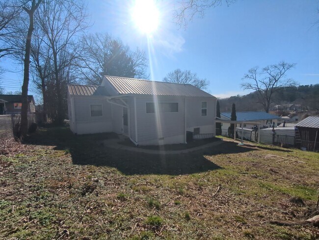 Building Photo - Great Rossville Family Home