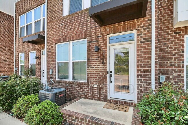 Building Photo - 256 Parkwood Ave