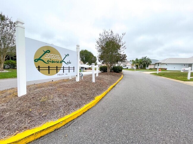 Foto del edificio - 22954 Lake South Dr