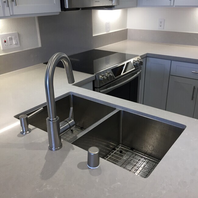 Kitchen sink - 8889 Caminito Plaza Centro