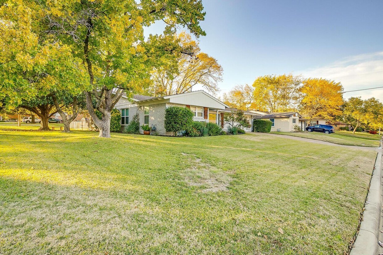 Foto principal - Beautiful Home on Corner Lot in South Hill...
