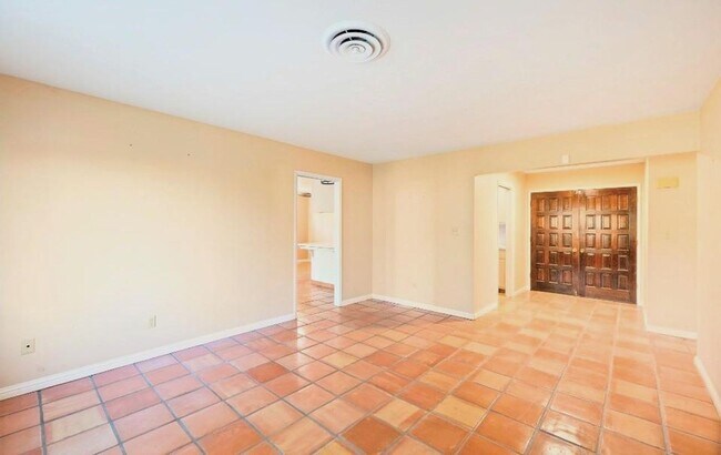 Foto del edificio - Available Now!!