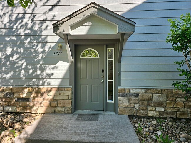 Foto del edificio - Spacious, Updated 2BR / 2 BA Condo in Gated Community!