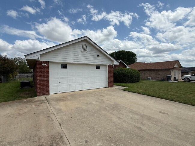 Foto del edificio - AVAILABLE NOW!