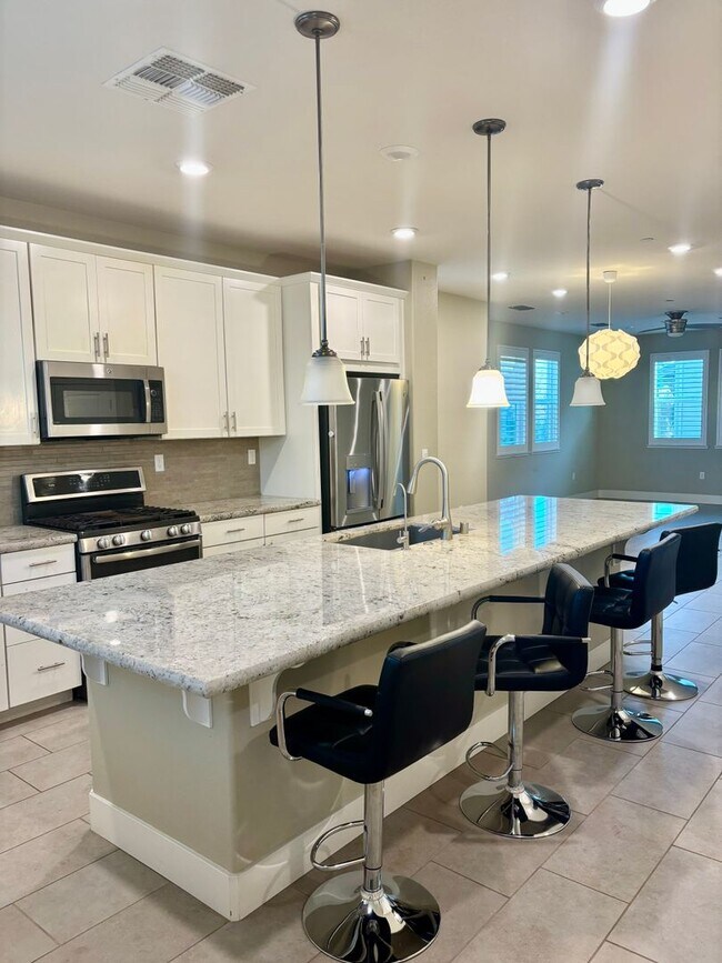 Foto del edificio - Must see beautiful and large Townhome in Dublin- Close to Everything!