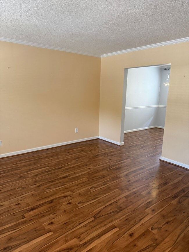Building Photo - Adorable 2 Bedroom Townhome with Pool Access!
