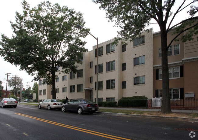 Cornerstone Apartaments - River East-Fairlawn Gardens