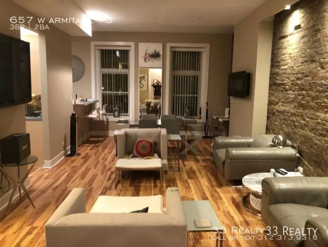 Building Photo - Top Floor Beautiful 3 Bed 2 Bath Lincoln Park