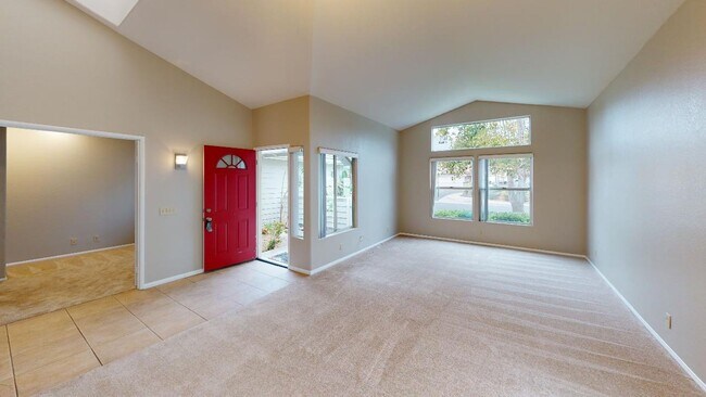 Foto del edificio - Spacious 4BR/2.5BA Single Level Home in Oc...