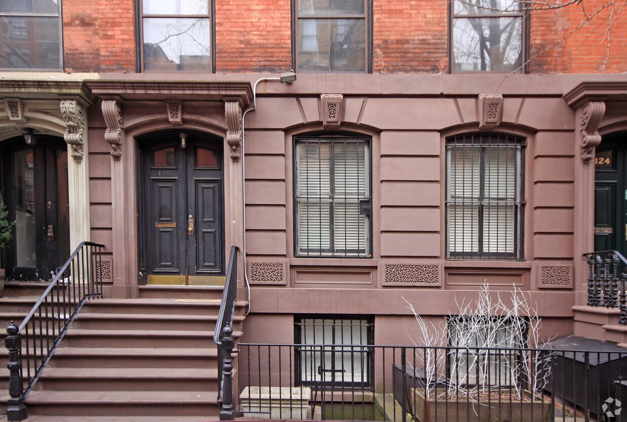 Building Photo - 126 E 10th St