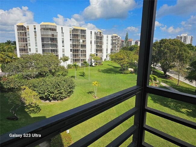 Foto del edificio - 20400 W Country Club Dr