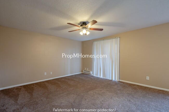 Building Photo - 1549 N Manzanita St