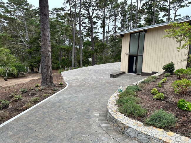 Foto del edificio - Recently Remodeled Carmel Highlands Home