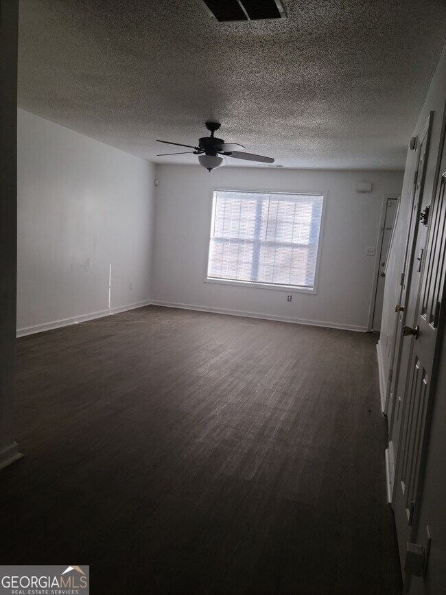 Foto del edificio - 7146 Ravenwood Ln