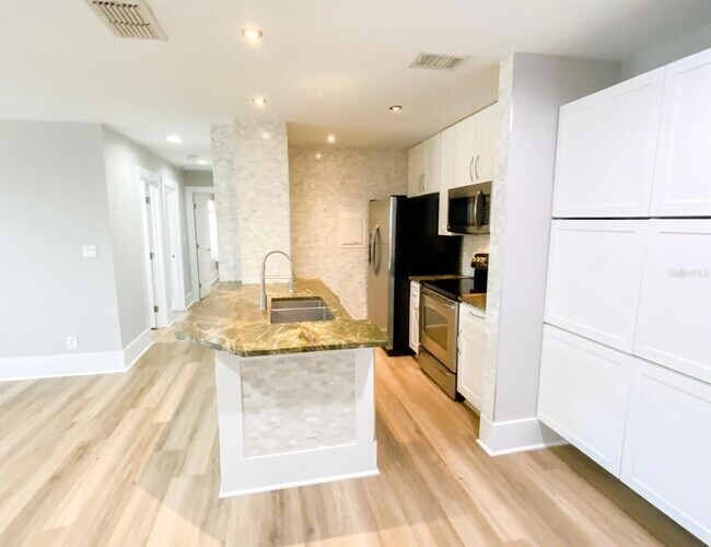 Foto del edificio - 1400 Gandy Blvd N