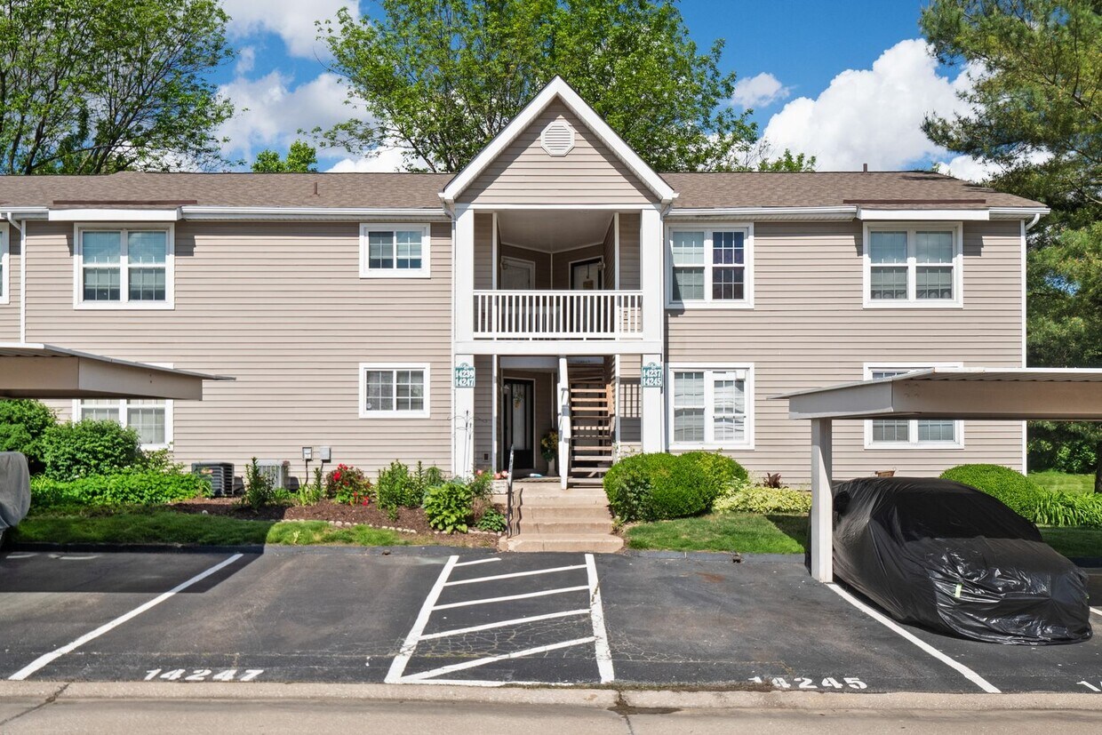 Foto principal - Charming 2 bed 2 bath Condo in the Heart o...