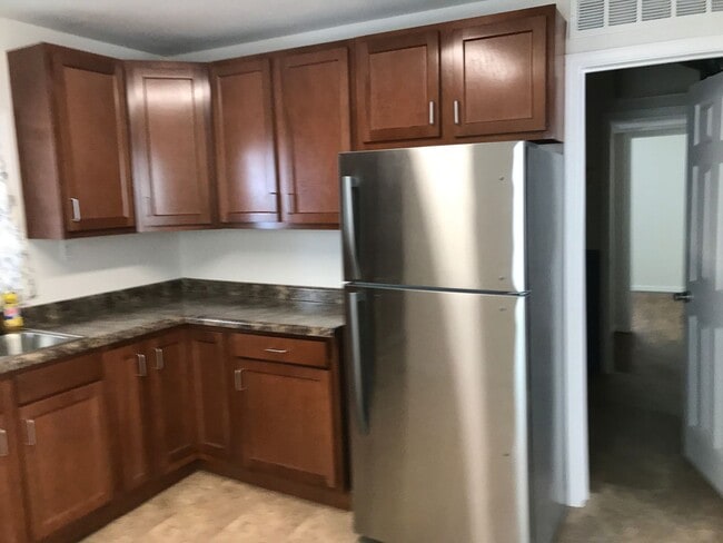 Building Photo - 2 bedroom/1 bathroom single family home!