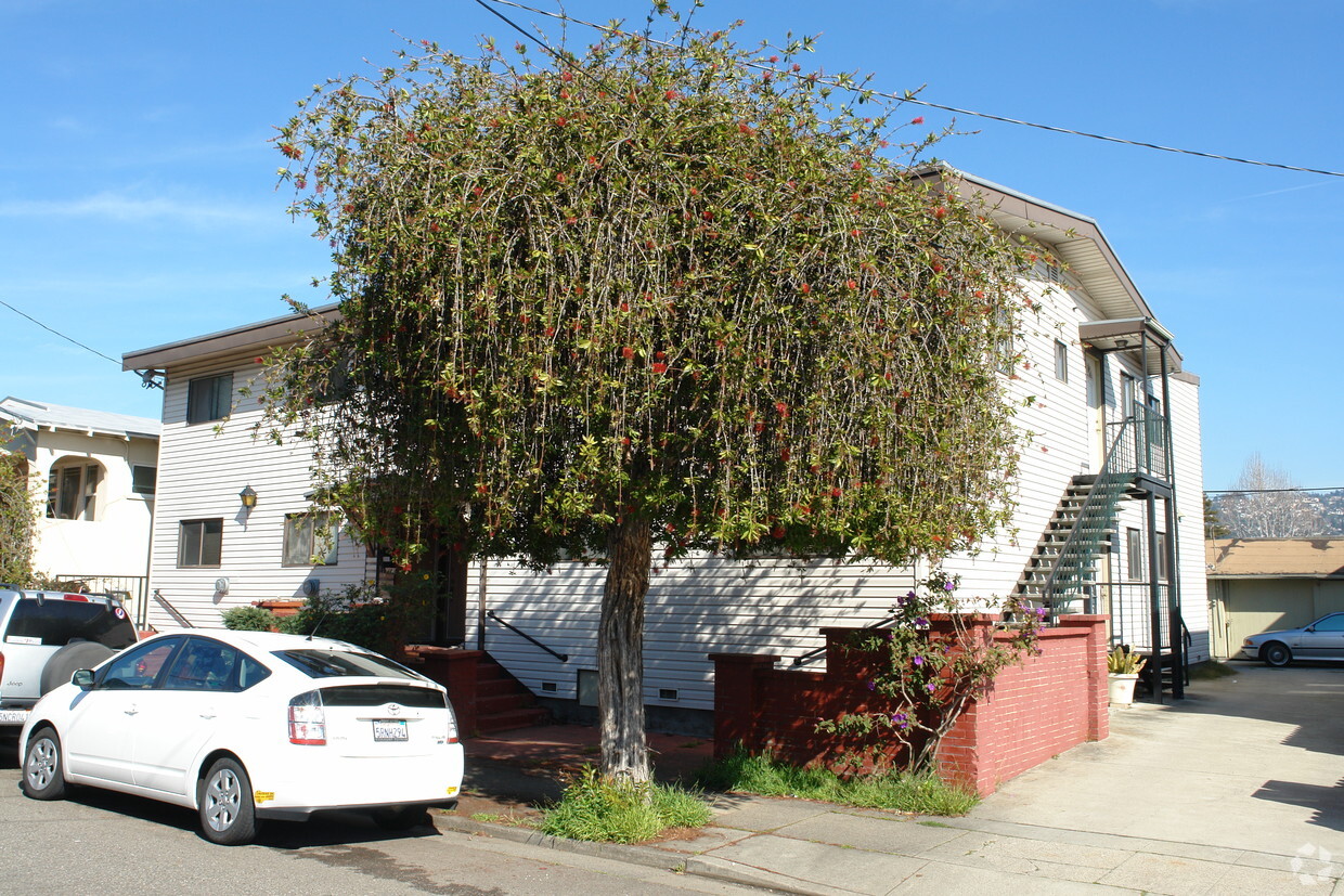 Primary Photo - 737 Adams St