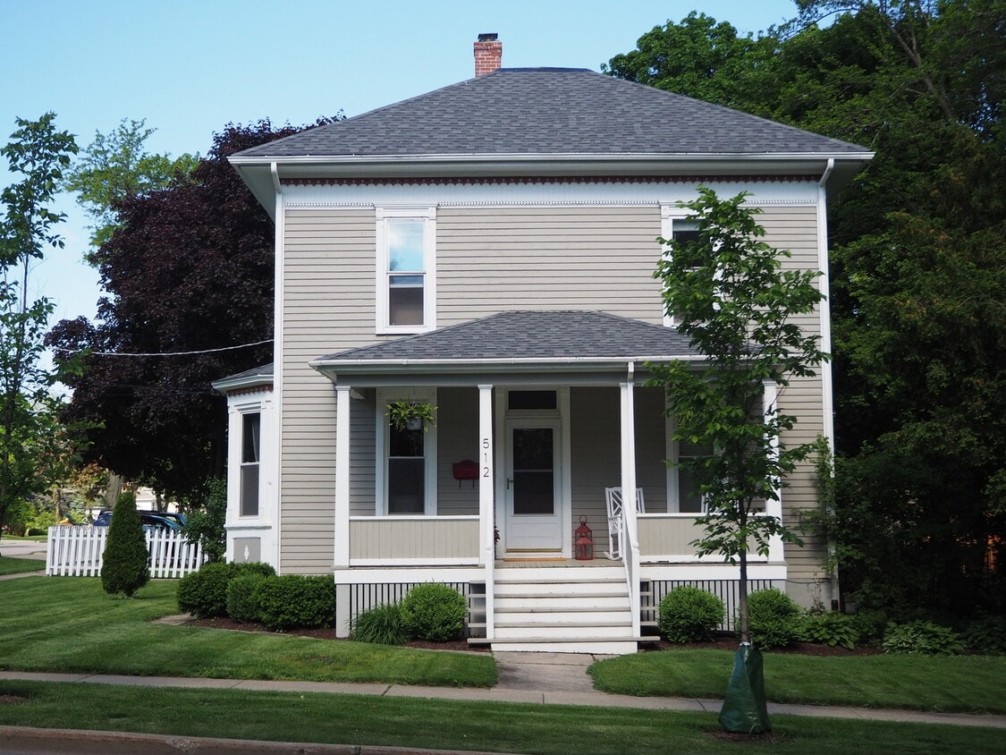 512 S Hough St Unit 1, Barrington, IL 60010 Condo for Rent in Barrington, IL