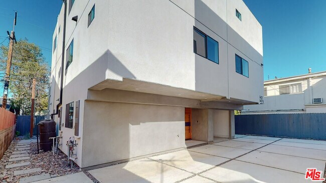 Building Photo - 14421 Califa St