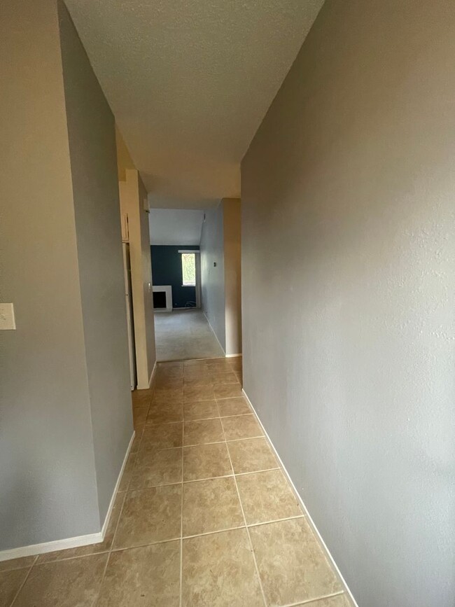 Building Photo - 2 Bedroom Upper Level Condo on Sonoma's Ea...