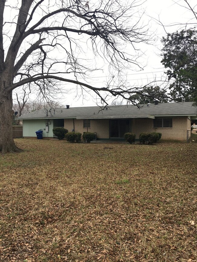 Building Photo - Shreve Island - Clean 3 bedroom, 2 bath