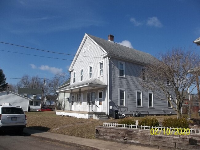 right side entrance - 533 Susquehanna Ave