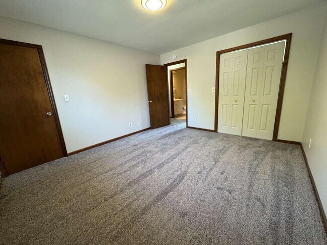 Foto del edificio - Up Where We Belong — Spacious 2-Story Townhome with Basement