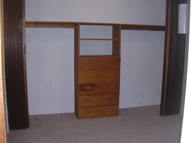 Armario de dormitorio muy grande con gabinetes empotrados. - 345 NE Kamiaken St