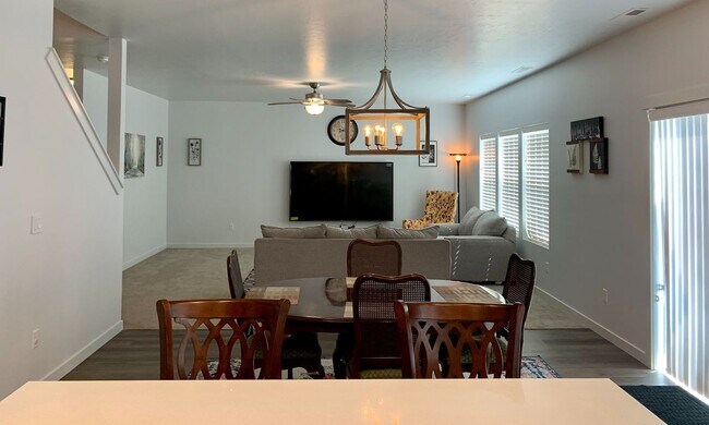 Foto del edificio - 4 bedrooms upstairs PLUS an OFFICE on the ...