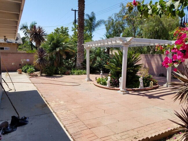Foto del edificio - 4 bed/2bath home with great backyard! ALL ...