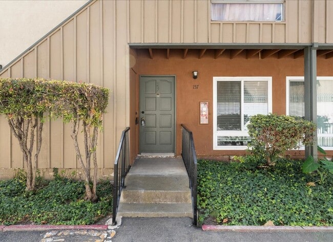 Building Photo - Santa Ana Apartment For Rent