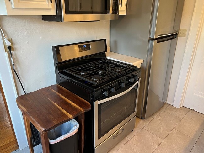 Building Photo - 2546-2548 Kendall Avenue