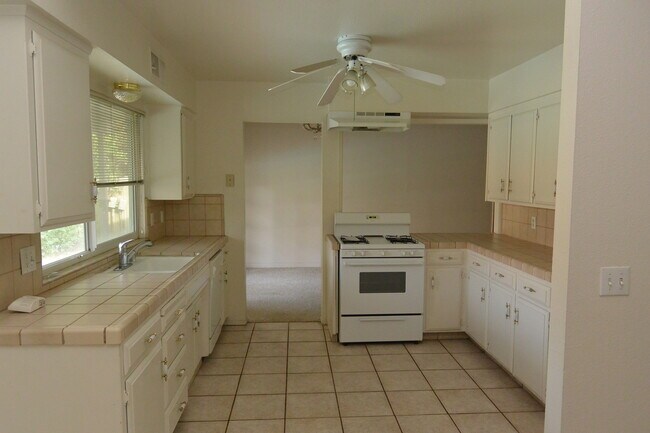 Building Photo - Nice 3 Bed/2 Bath w/POOL + Pool Care & Yar...