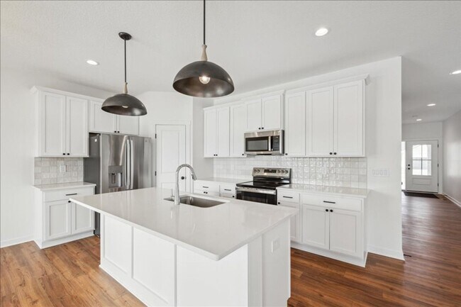 Building Photo - STUNNING TOWNHOME!! 4 Bed, 3 Bath Townhome in Ankeny