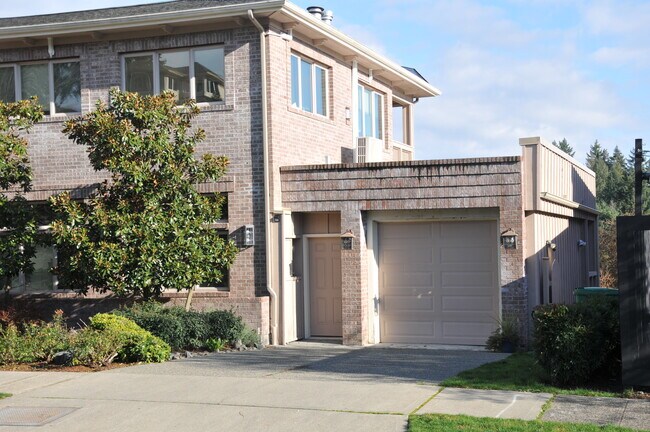 Entrada para vehículos, garaje compartido para almacenamiento. - 5040 Ivanhoe Pl NE