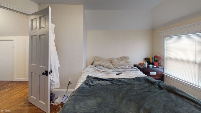 Foto del edificio - 4 br, 2 bath House - 34 Brooksdale Rd