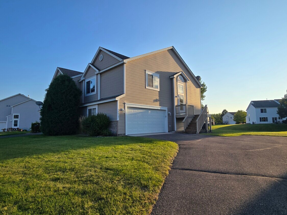Foto principal - 15655 Finch Ave