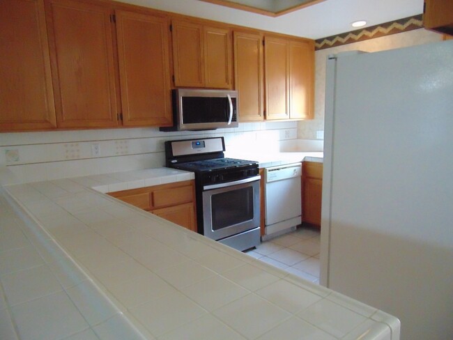 Foto del edificio - 2 bedroom 2.5 bath condo close to parks an...