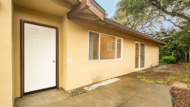 Foto del edificio - 441-443 Pheasant Ln - 443 Pheasant Ln. Santa Rosa, CA 95403