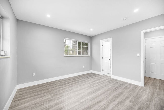 Foto del edificio - 643 NE 149th St