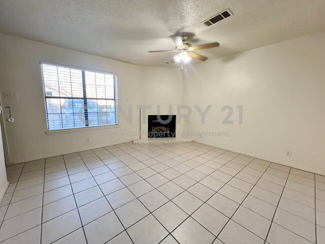 Building Photo - 929 W Hickory St