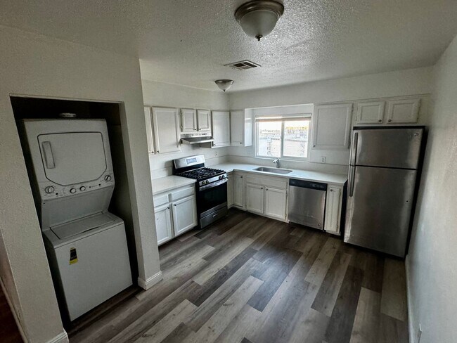 Foto del edificio - 3 BEDROOM 2 BATH, UPSTAIRS UNIT, NO CAPRET...