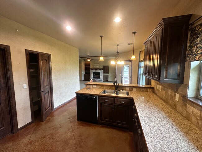 Building Photo - 116 W End Ct