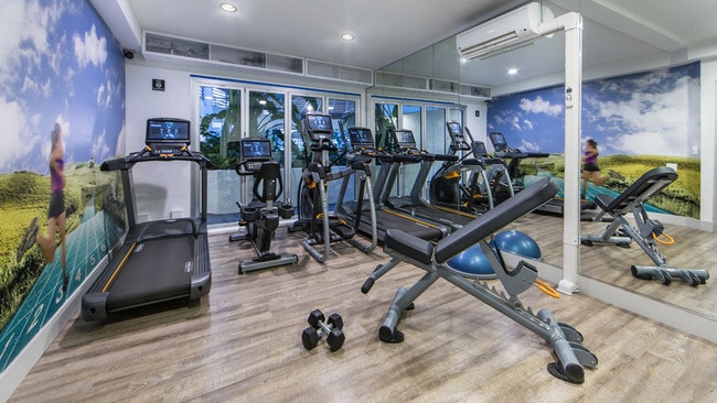Manténgase en forma en nuestro estudio de fitness bien equipado. - Alister Sherman Oaks