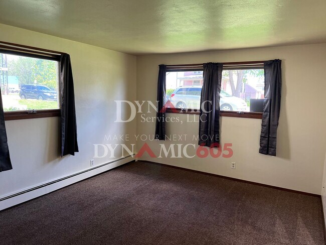 Foto del edificio - 1BD/1BA Garden Level Apartment in 6-Plex